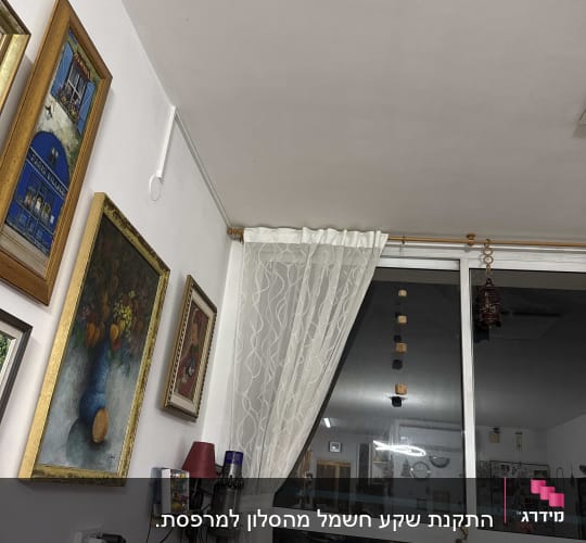שקע חשמל עם מטען מחובר לקיר